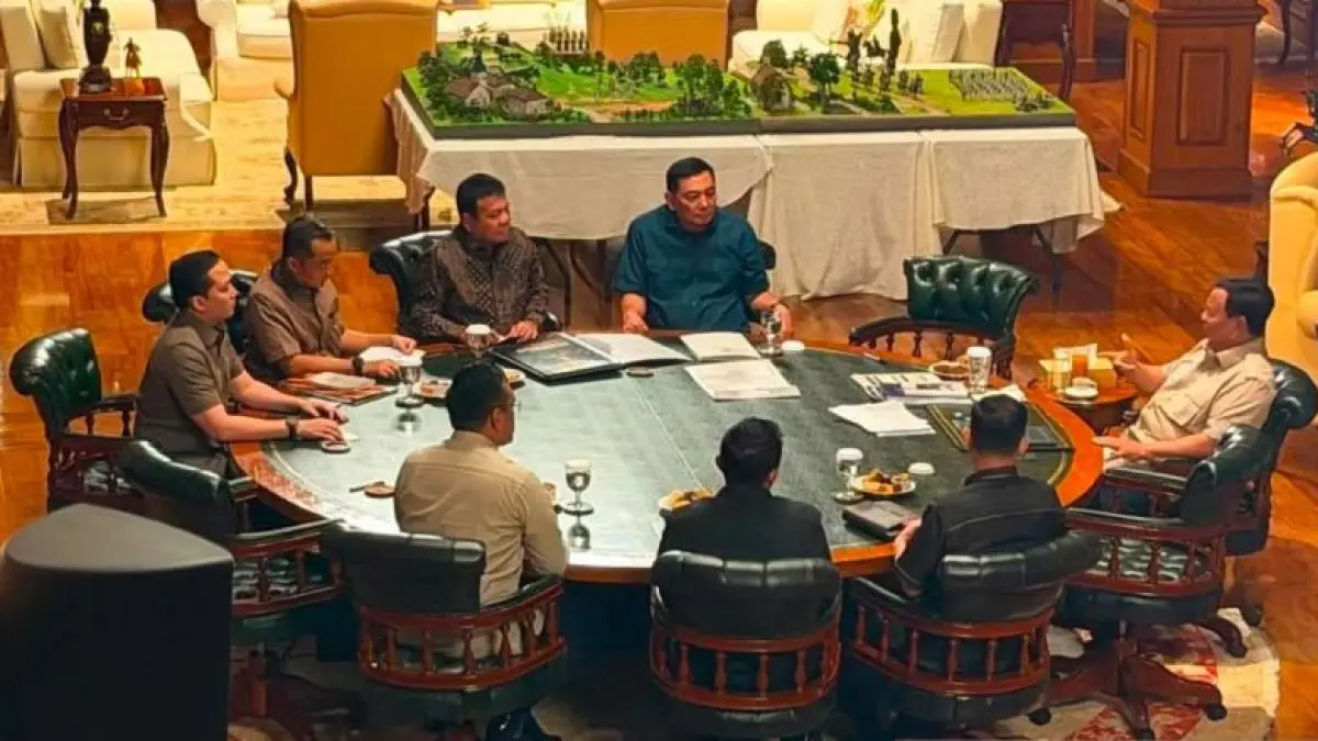 Presiden Prabowo Subianto (kanan) memimpin rapat terbatas di kediaman pribadi Presiden, Hambalang, Kabupaten Bogor, Jawa Barat, Minggu (9/8/2026). F-Sekretariat Kabinet. 