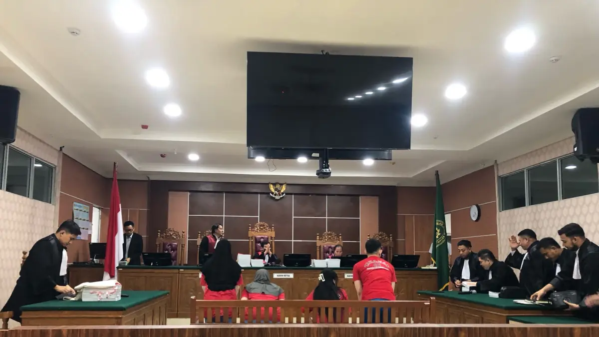 Sidang perkara dugaan pembunuhan Dwi Putri Apriliandini, pemandu lagu atau ladies pendamping (LC) asal Lampung di PN Batam, Senin (10/8). F.Azis Maulana/Batam Pos