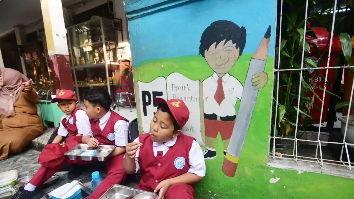 Siswa menyantap makanan Program Makan Bergizi Gratis (MBG) di SDN Meruyung, Depok, Jawa Barat, Senin (13/7/2026). (Dery Ridwansah/ JawaPos.com)
