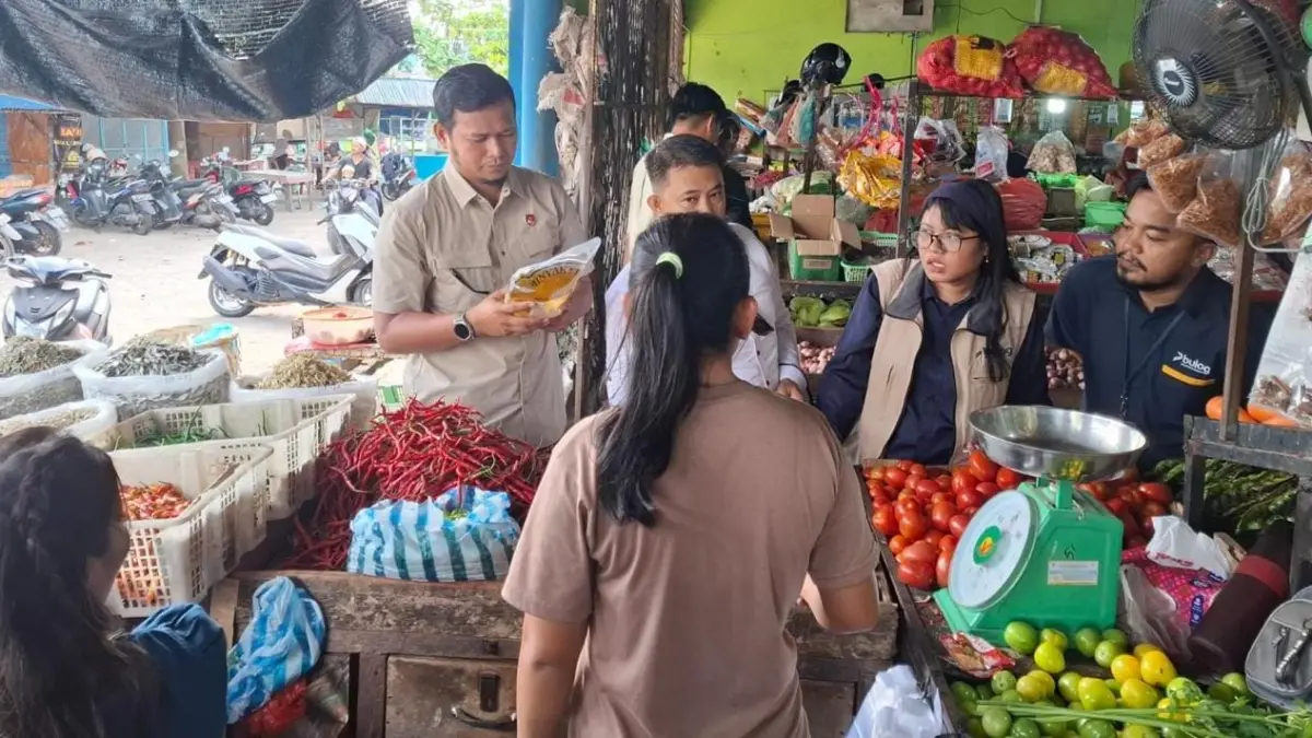 Tim Satgas Pangan Kabupaten Bintan melakukan pengecekan harga Minyakita di Pasar Barek Motor Kijang, Kecamatan Bintan Timur, baru-baru ini. F. Kiriman Daeng Salamun untuk Batam Pos