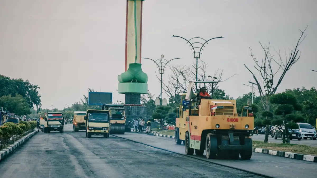 Alat berat sedang melaksanakan pengaspalan Jalan Coastal Area dengan sumber APBD Provinsi Kepri 2026 dalam rangka peningkatan jalan lanjutan. 