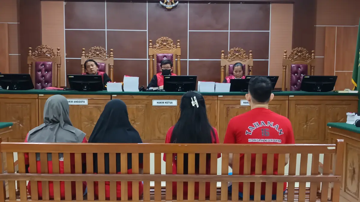 Dari kanan; Wilson, Anik Istiqomah Noviana alias Meylika alias Mami, Salmiati alias Papi Charles, dan Putri Eangelina alias Papi Tama saat duduk di kursi pesakitan Selasa (11/8) F. Jamaluddin/Batam pos