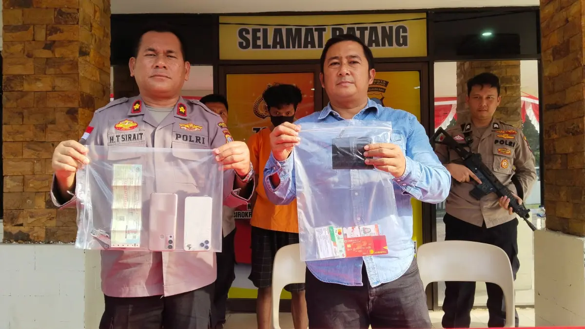 Kapolsek Sekupang Kompol Hippal Tua Sirait bersama Kanit Reskrim menunjukkan barang bukti kasus jambret mahasiswi, Selasa (11/10) di Maposlek Sekupang. F.Rengga/Batam Pos