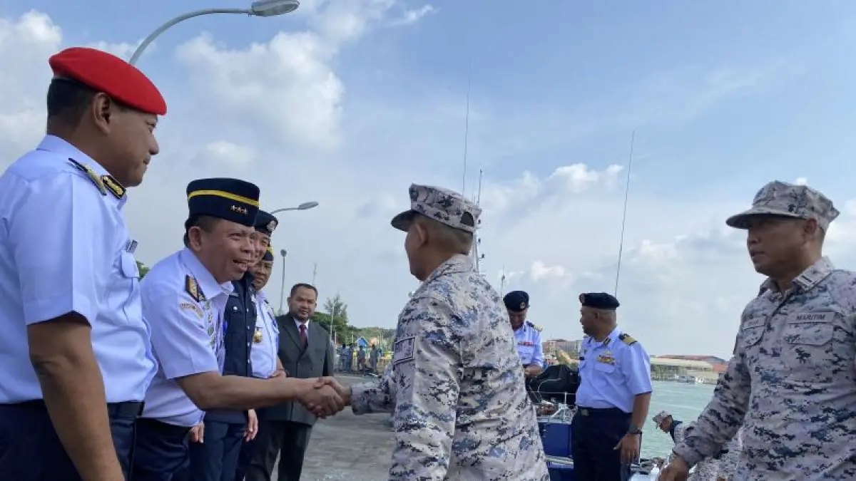 Kepala Bakamla RI Laksamana Madya TNI Irvansyah bersama pihak SPCG dan MMEA menyambut kedatangan personel MMEA di Pangkalan Bakamla Batam, Kepri, Selasa (11/8/2026). (ANTARA/Amandine Nadja)