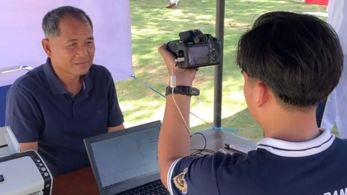 Pelayanan permohonan paspor melalui program Pasporia Kantor Imigrasi Kelas II TPI Ranai pada Ahad (9/8/2026) di Pantai Piwang Natuna.  F.Kantor Imigrasi Kelas II TPI Ranai 