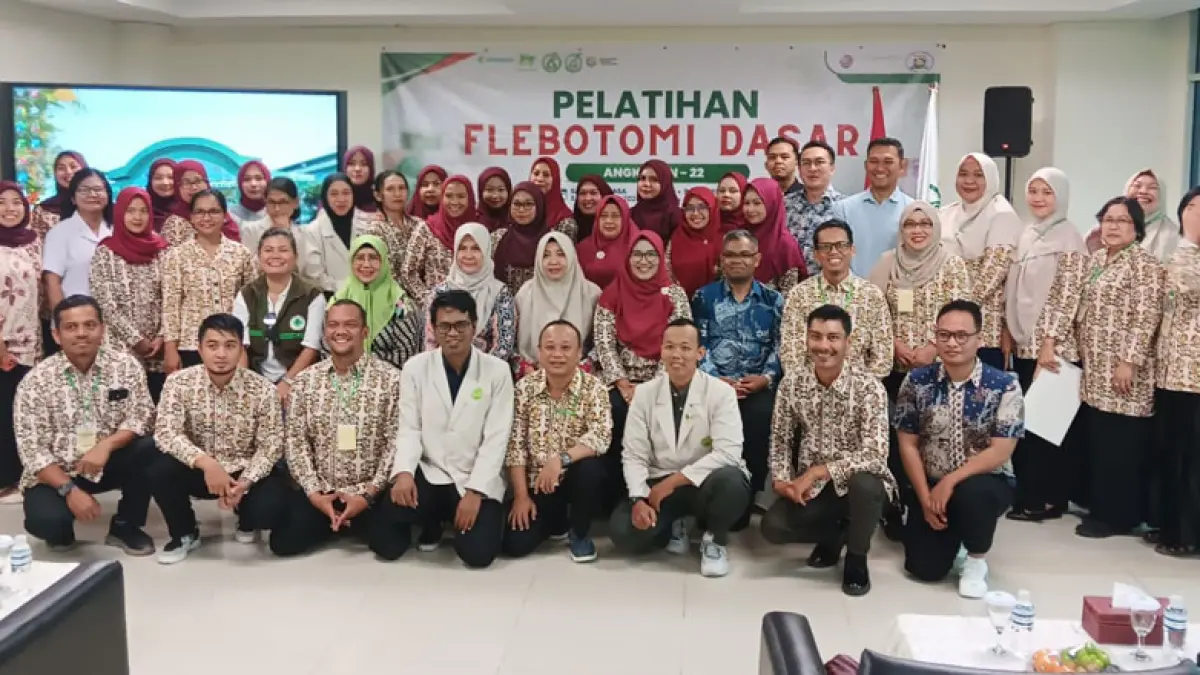 PESERTA pelatihan flebotomi dari perwakilan laboratorium medis dan sembilan puskesmas se-Batam berfoto bersama usai mendapatkan teori flebotomi yang benar di Bapelkes, Sabtu (8/8). Foto: ISTIMEWA