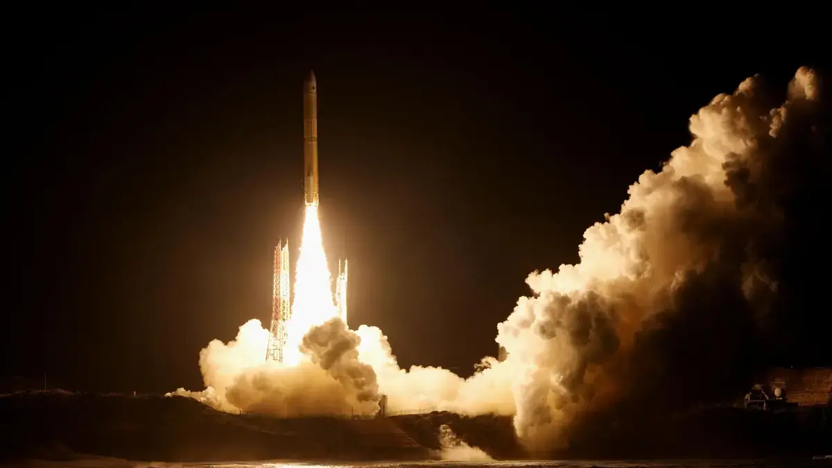 Roket H3 No. 9 yang membawa satelit penentuan posisi Michibiki No. 7 saat diluncurkan dari Pusat Antariksa Tanegashima, Prefektur Kagoshima, pada Selasa 11 Agustus 2026. (Kyodo)