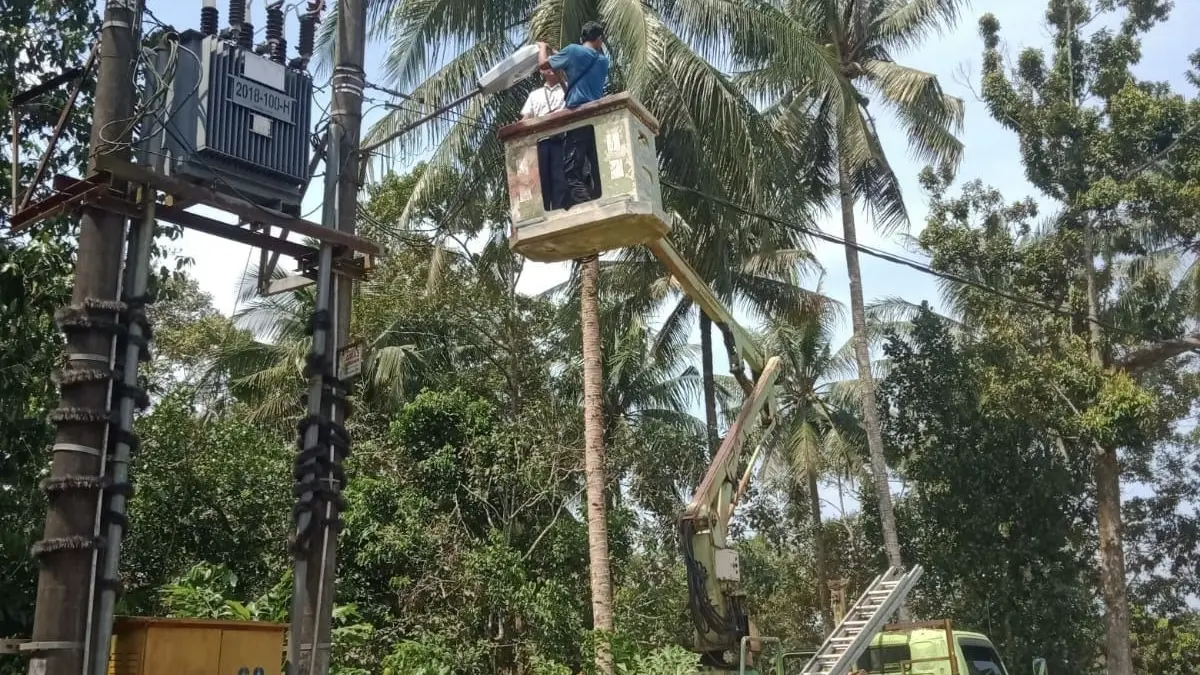 Satgas PJU Bintan memperbaiki PJU yang rusak dan padam di Kampung Sungai Jeram, Desa Lancang Kuning, Kecamatan Bintan Utara, Selasa (11/8/2026). F.Kiriman M Insan Amin untuk Batam Pos.