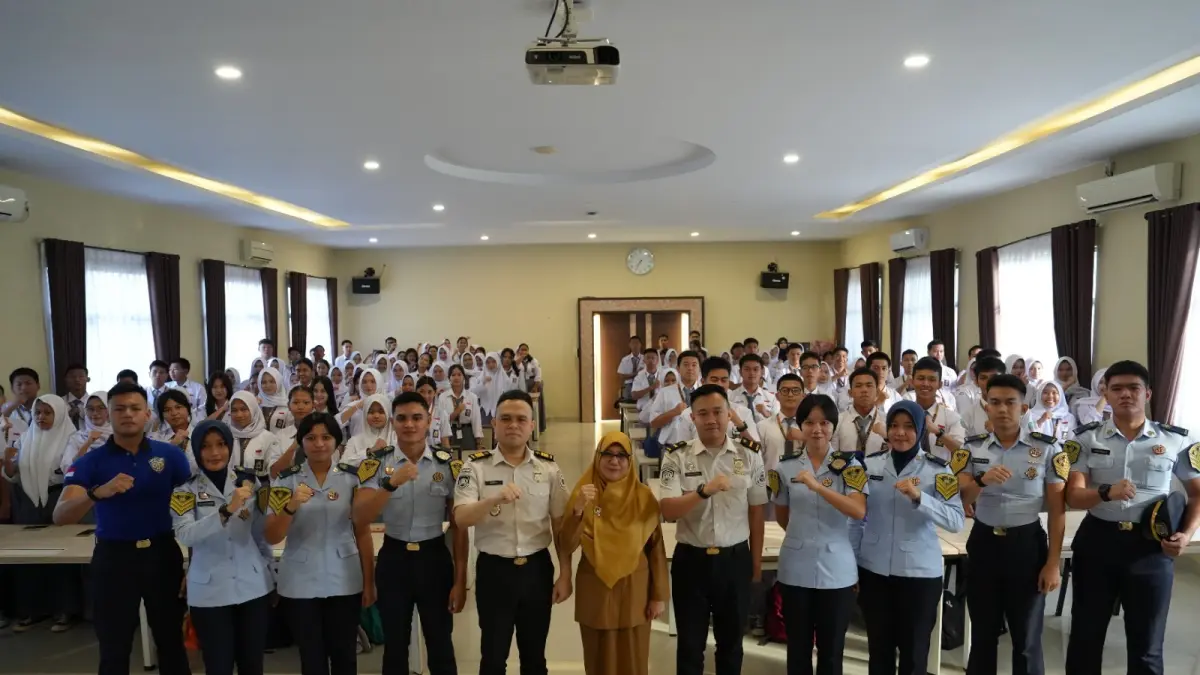 Siswa SMA Negeri 3 Batam mengikuti edukasi keimigrasian dan layanan paspor dalam program Immigration Goes to School Imigrasi Batam. Foto: Istimewa