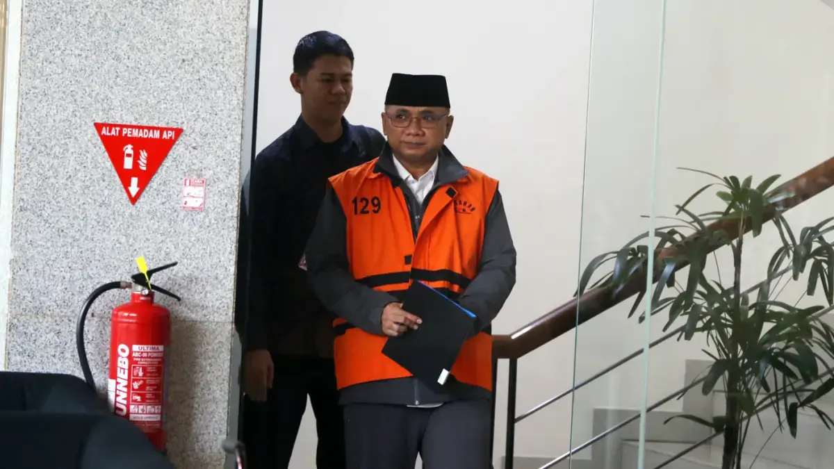 Tersangka kasus dugaan korupsi Yaqut Cholil Qoumas berjalan menuju mobil tahanan usai menjalani pemeriksaan di Gedung Merah Putih KPK, Jakarta, Jumat (19/6/2026). (Dery Ridwansah/ JawaPos.com)