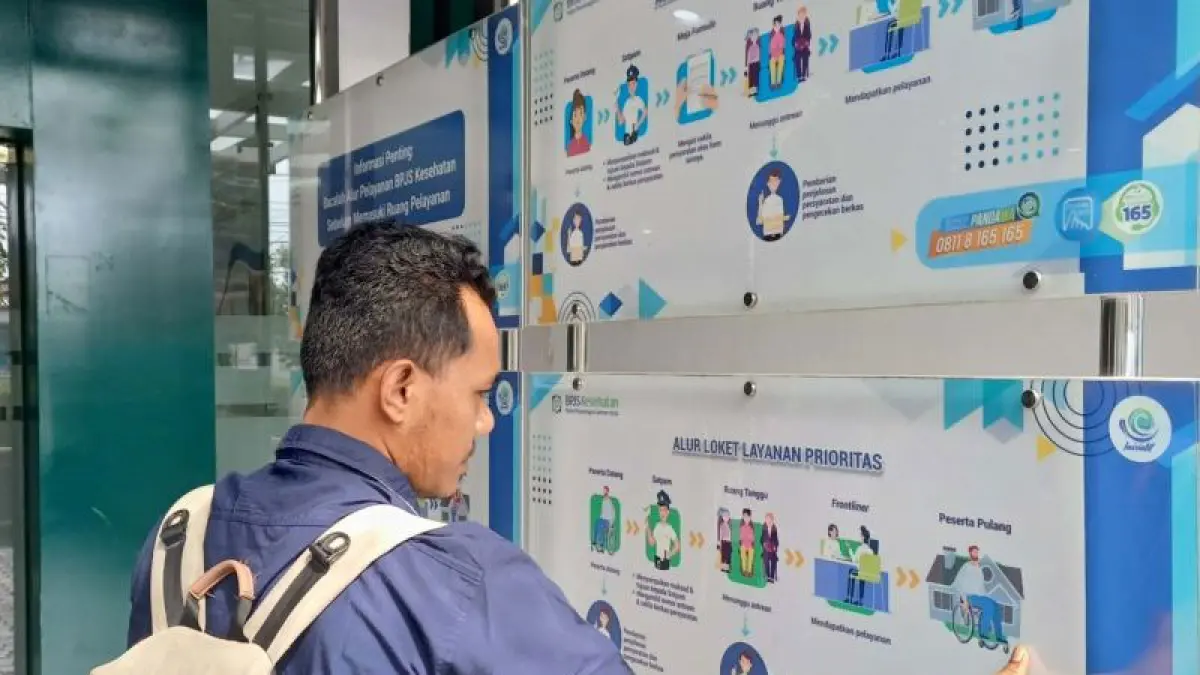 Warga membaca papan informasi alur pelayanan JKN di Kantor BPJS Kesehatan Kota Tanjungpinang, Kepri, Senin (10/8/2026). ANTARA/Ogen