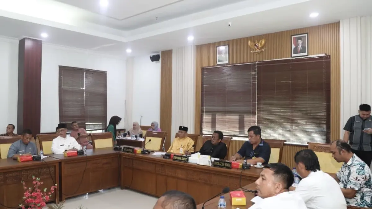 Warga  Perumahan Tembesi Raya Tahap II saat Rapat Dengar Pendapat (RDP) bersama Komisi I DPRD Kota Batam, di ruang rapat Komisi I Jumat (7/8) F. Sekretariat DPRD Kota Batam Untuk Batam Pos