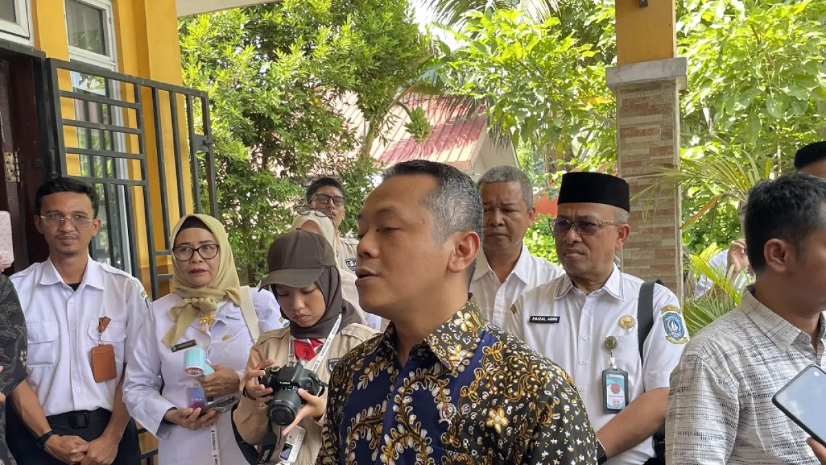 Wakil Menteri Pendidikan Dasar dan Menengah, Fajar Riza Ul Haq, saat mengunjungi SMA Negeri 20 Batam, Rabu (12/8). Kunjungan tersebut membahas pelaksanaan Pendidikan Jarak Jauh (PJJ) sebagai salah satu alternatif untuk menekan angka anak tidak sekolah (ATS) di Kepri. Foto: M: Sya’ban / Batam Pos