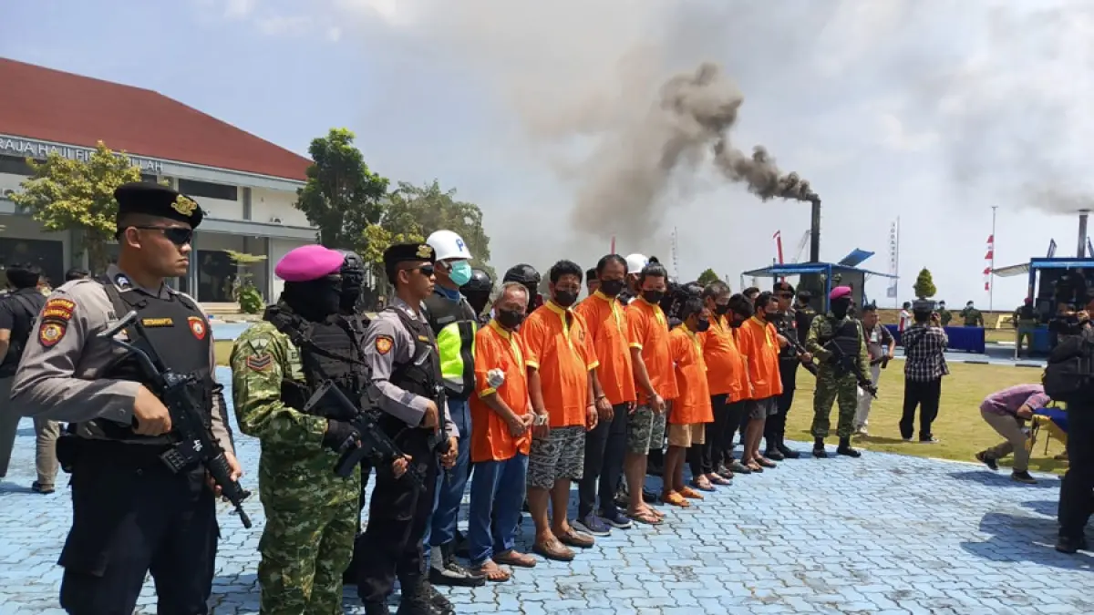 Petugas memusnahkan barang bukti sekitar 1,3 ton ketamin hasil pengungkapan kasus penyelundupan menggunakan kapal MV King Sun di Markas Komando Daerah Angkatan Laut (Kodal) IV Batam, Tanjung Sengkuang, Rabu (12/8/2026). Barang bukti senilai sekitar Rp2,1 triliun tersebut dimusnahkan menggunakan tiga unit incinerator, sementara aparat masih mengembangkan penyidikan untuk membongkar jaringan narkotika internasional di balik kasus tersebut.  Foto: Eusebius Sara / Batam Pos