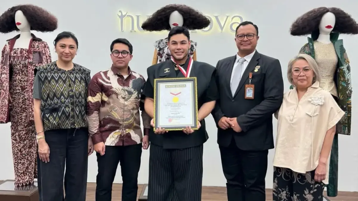 Desainer Ivan Gunawan meraih penghargaan MURI lewat pameran Nusanova 2.0 Sekar Jagat, mengangkat batik khas Madura. (Instagram: ivan_gunawan)