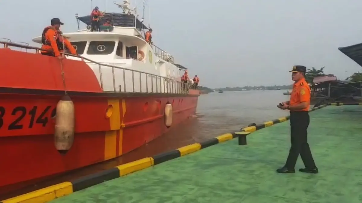 Kapal RB 214 Pontianak dilibatkan dalam upaya pencarian 4 kru KM Putra Buluh yang hilang di Perairan sekitar Pulau Pengikik, Tambelan, Selasa (11/8/2026) sore. F.Kiriman Basarnas Tanjungpinang untuk Batam Pos.
