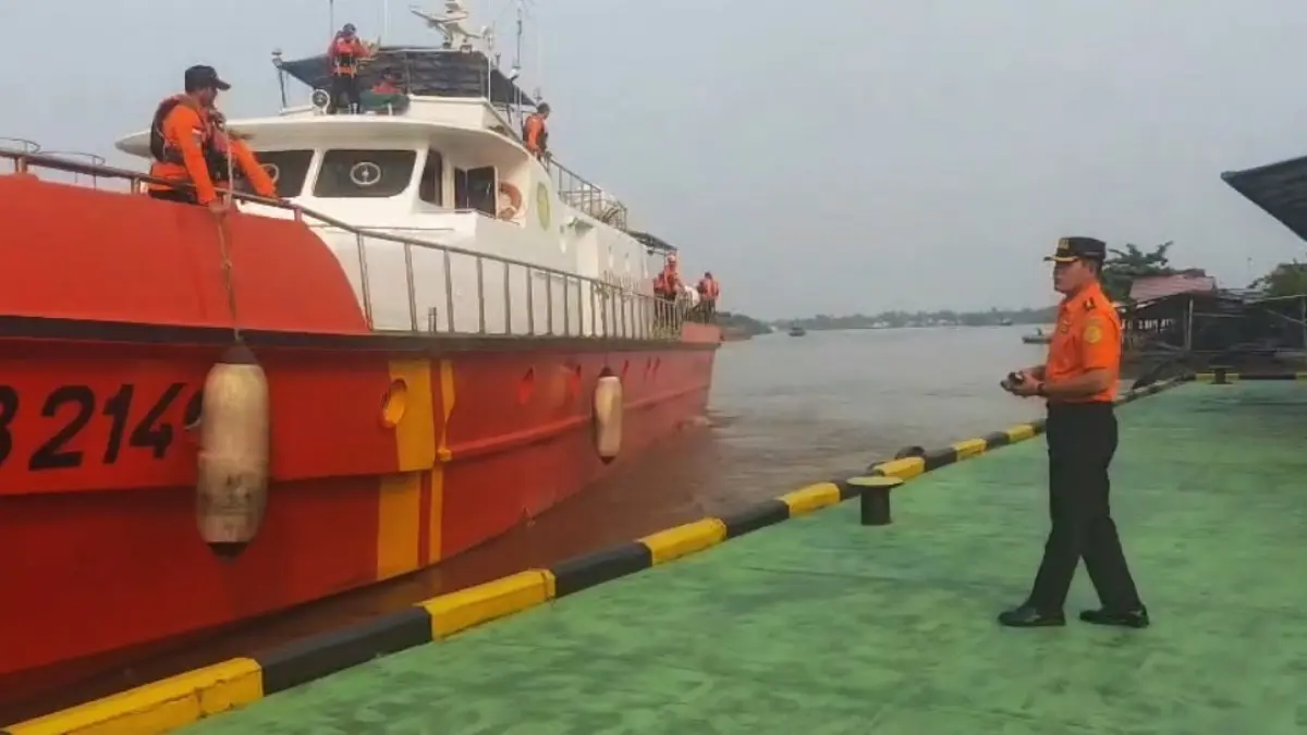 Kapal RB 214 Pontianak dilibatkan dalam upaya pencarian 4 kru KM Putra Buluh yang hilang di Perairan sekitar Pulau Pengikik, Tambelan, Selasa (11/8/2026) sore. F.Kiriman Basarnas Tanjungpinang untuk Batam Pos.
