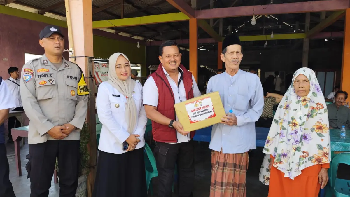 Kepala Satresnarkoba, AKP Sofiyan saat menyalurkan paket sembako kepada warga kurang mampu di Kampung Bugis, Rabu (12/8). F. Mohamad Ismail/Batam Pos