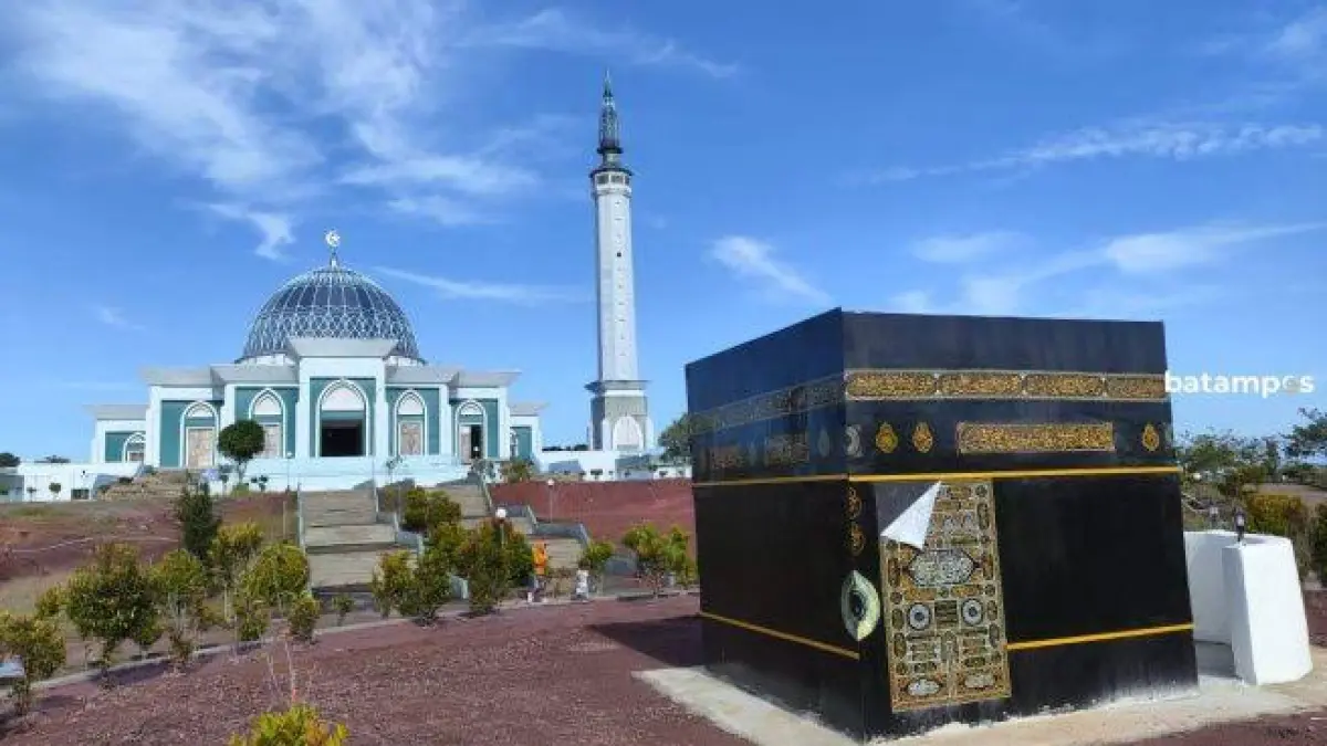 Masjid Raya Nur Ilahi atau yang lebih dikenal sebagai Masjid Raya Dompak di Kota Tanjungpinang, Kepulauan Riau (Kepri)