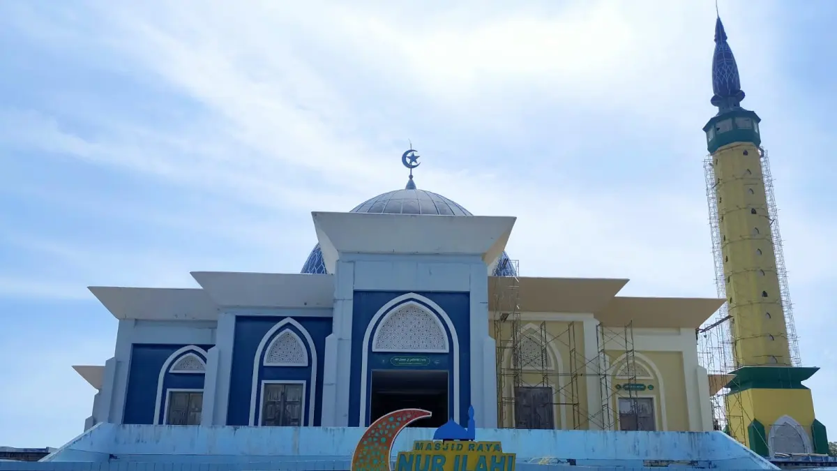 Masjid Raya Nur Ilaihi atau yang lebih dikenal dengan Masjid Raya Dompak, Kota Tanjungpinang, Kepulauan Riau.