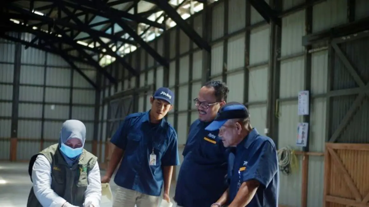 Pemeriksaan mutu beras oleh petugas DKPP Natuna, Kepulauan Riau dan disaksikan oleh pegawai Perum Bulog setempat pada Selasa (11/8/2026) di Gudang Bulog Sedanau. ANTARA/HO-Perum Bulog Cabang Natuna 