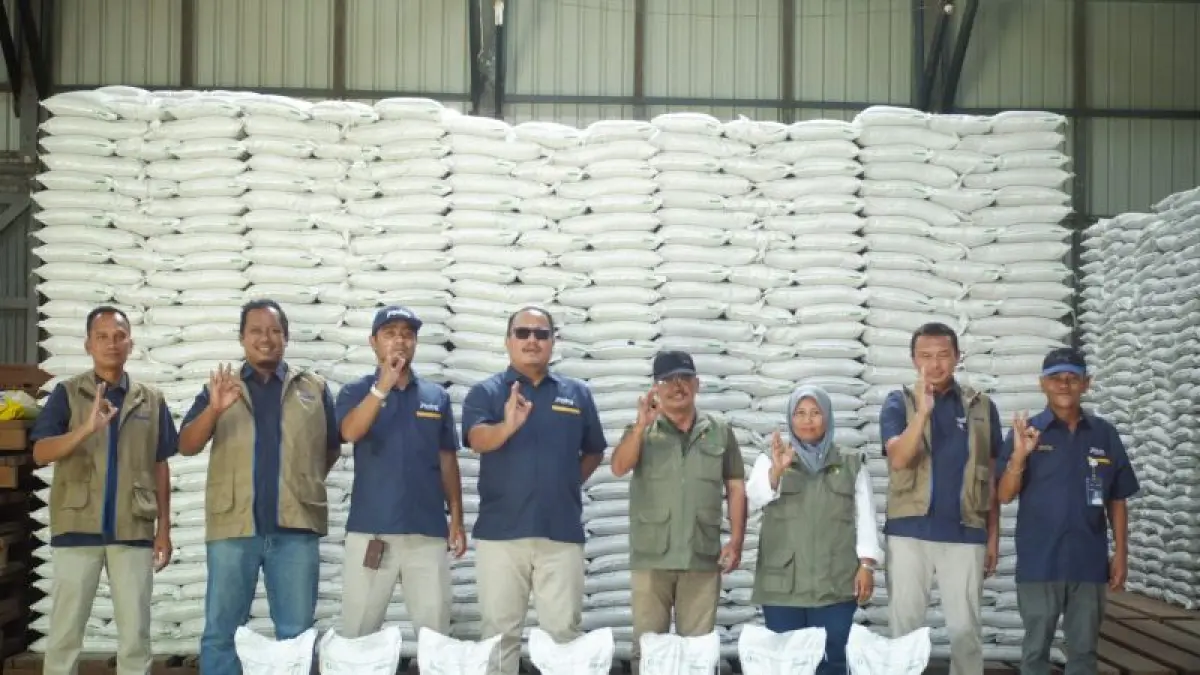 Pemimpin Perum Bulog Cabang Kabupaten Natuna Pencius Siburian (kacamata hitam) saat berada di Gudang Sedanau bersama tim pemeriksa mutu beras bantuan pada Selasa (11/8/2026). ANTARA/HO-Perum Bulog Natuna