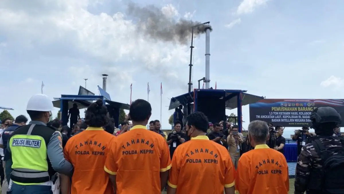 Pemusnahan barang bukti ketamin 1,3 ton hasil penggagalan penyelundupan oleh TNI AL dan tim gabungan, dengan beberapa tersangka awak kapal berjejer menghadap insinerator di Mako Kodaeral IV Batam, Kepri, Rabu (12/8/2026). (ANTARA/Amandine Nadja)