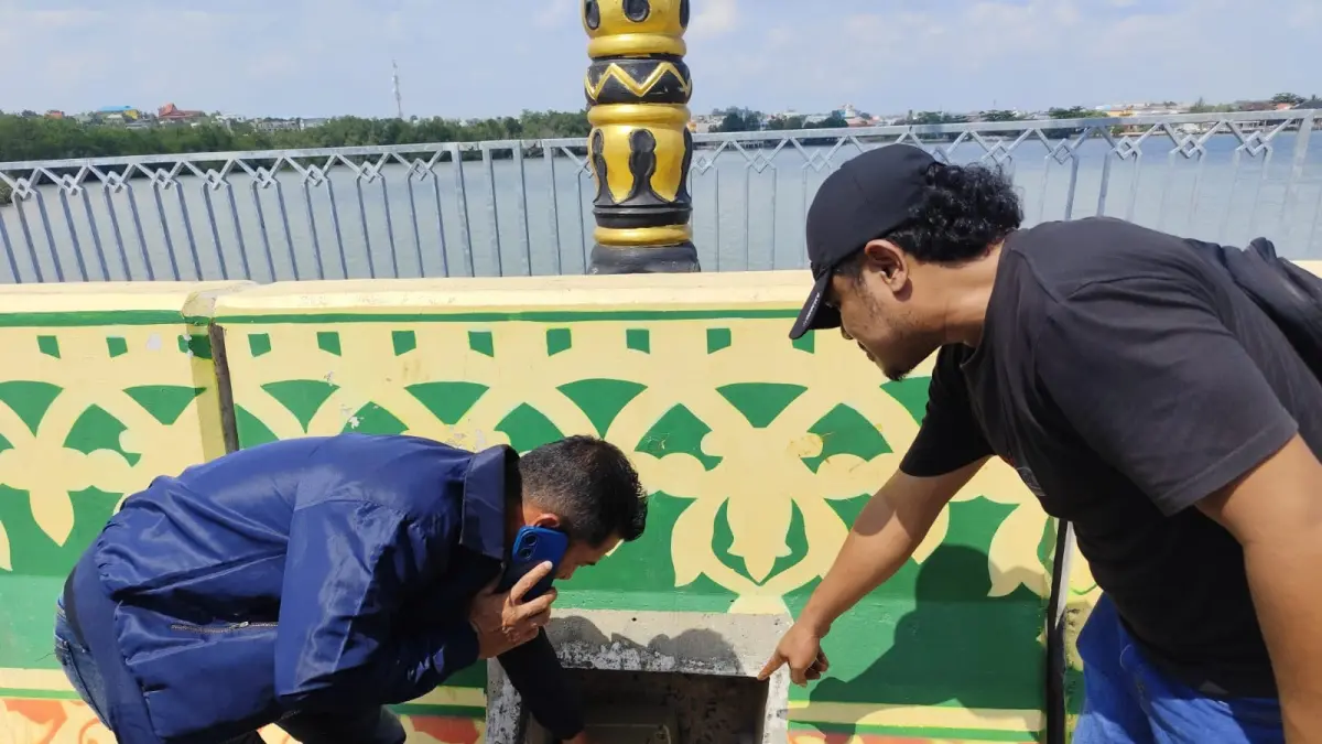 Polisi saat melakukan olah tempat kejadian pencurian kabel lampu Jembatan I Dompak Tanjungpinang, Rabu (12/8). F. Mohamad Ismail/Batam Pos
