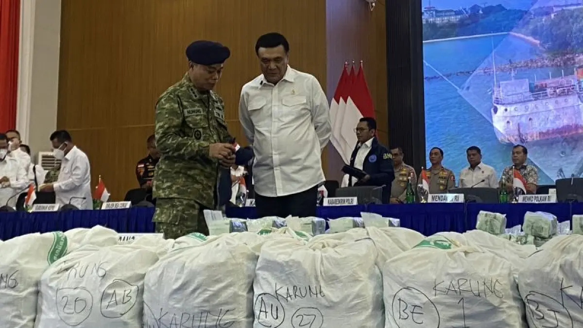 Menko Polkam Djamari Chaniago (kanan) bersama Asisten Perencanaan Komandan Kodaeral IV Kolonel Laut Nunung (kiri) meninjau barang bukti ketamin yang dikemas dalam paket dan karung di Markas Kodaeral IV di Batam, Kepri, Rabu (12/8/2026). ANTARA/Amandine Nadja