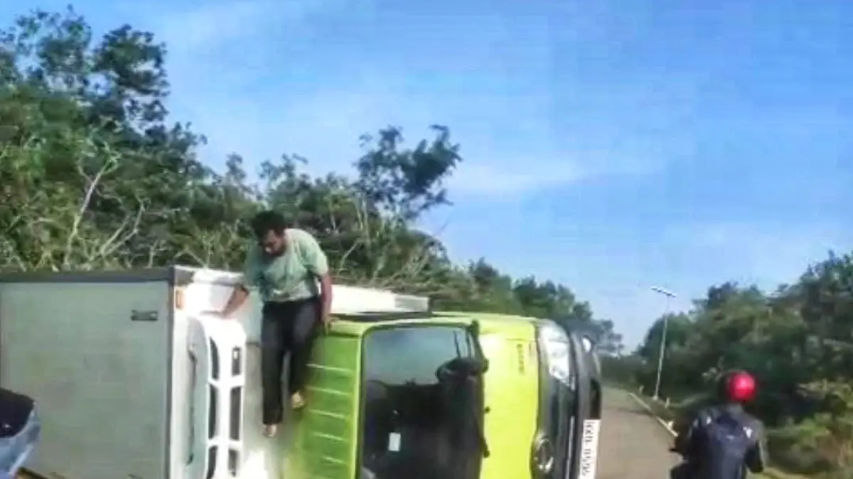 Truk Hino terguling di jalan raya dekat Simpang Tiga Lagoi, Bintan, Selasa (11/8/2026) sore. F.screenshot video beredar di media sosial.