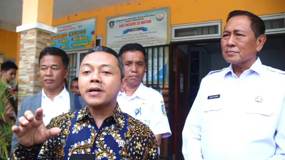 Wakil Menteri Pendidikan Dasar dan Menengah,  Fajar Riza UI didampingi Kepala Dinas Pendidikan Kepri, Andi Agung dan Kepsek SMAN 20, Adi Saputra melakukan kunjungan ke SMAN 20 Batam, Rabu (12/8). F Cecep Mulyana/Batam Pos