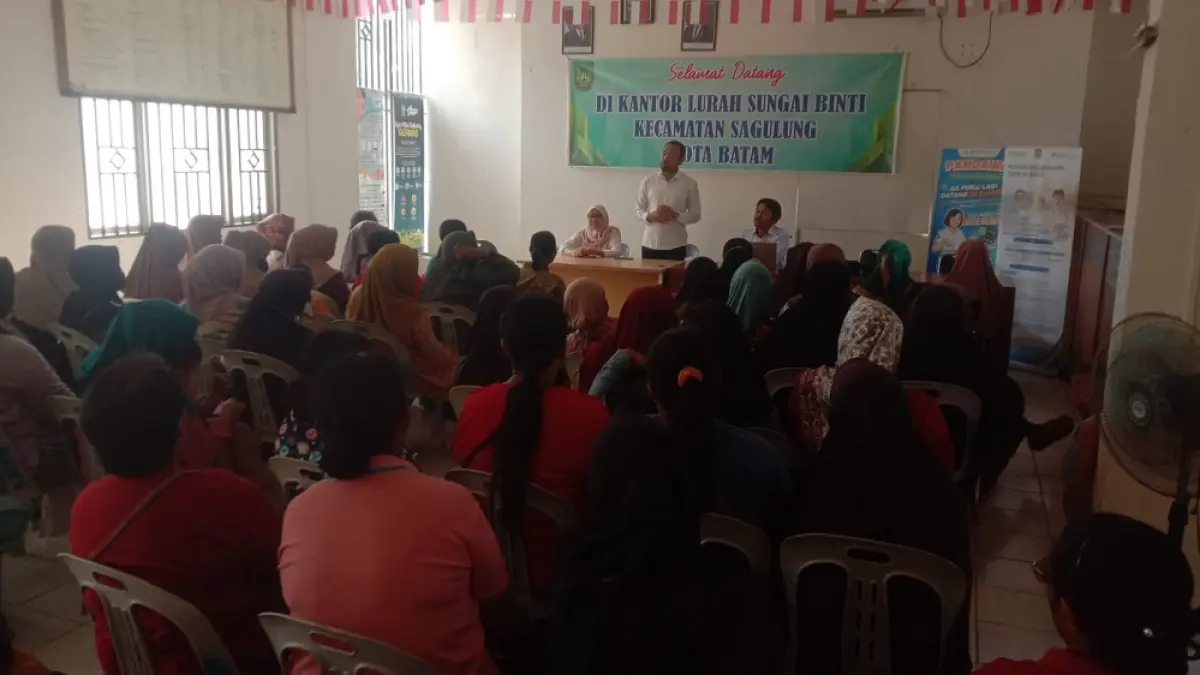 Warga mengurus Perlinsos di kantor Kelurahan Sungai Binti, Sagulung. Foto: Istimewa