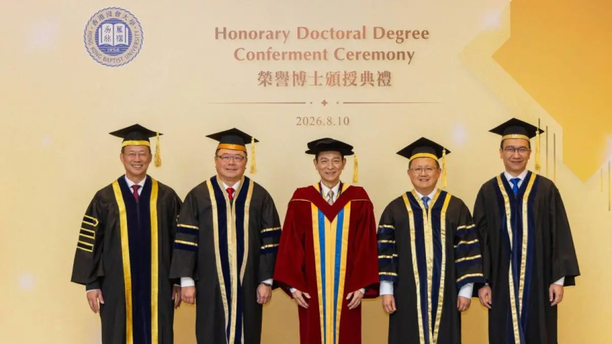 Andy Lau menerima gelar kehormatan Doctor of Letters dari Hong Kong Baptist University (HKBU) pada Senin (10/8/2026). Penghargaan tersebut diberikan sebagai bentuk apresiasi atas pencapaian luar biasa di dunia hiburan serta kontribusinya dalam kegiatan sosial. Foto: HKBU.