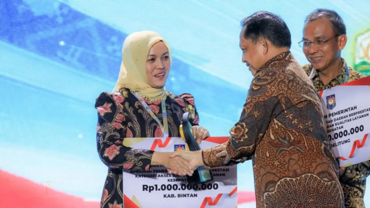 Wakil Bupati Bintan Deby Maryanti menerima penghargaan dari Menteri Dalam Negeri Tito Karnavian dalam ajang Apresiasi Pemerintah Daerah Berprestasi 2026 Batch II Regional Sumatera di Batam, Rabu (12/8/2026). Penghargaan tersebut mengantarkan Kabupaten Bintan meraih insentif fiskal sebesar Rp2 miliar atas prestasi di bidang pengelolaan sampah, lingkungan, dan layanan kesehatan. (Foto: Diskominfo Bintan)