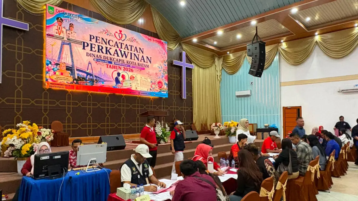 Petugas Dinas Kependudukan dan Pencatatan Sipil (Disdukcapil) Kota Batam melayani proses wawancara dan verifikasi dokumen pasangan suami istri dalam layanan pencatatan perkawinan di Gedung Gereja GPI, Kavling Lama, Sagulung, Rabu (12/8/2026). Melalui layanan jemput bola ini, warga dapat memperoleh akta perkawinan, KTP berstatus menikah, dan kartu keluarga baru secara gratis. (Foto: Rengga Y / Batam Pos)