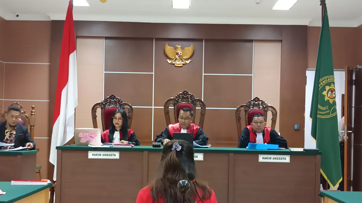 Carolien Parewang divonis hukuman 3 tahun 6 bulan penjara dalam perkara penggelapan mobil rental, Kamis, (13/8). F. Jamaluddin/Batam Pos