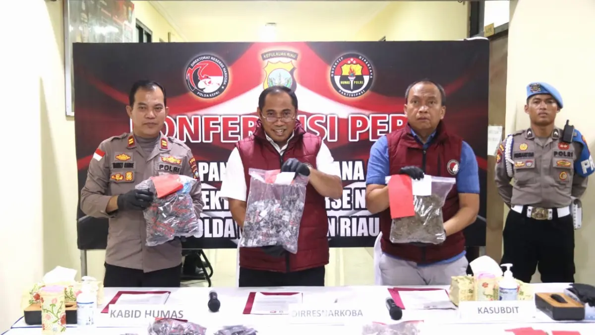 Direktur Reserse Narkoba Polda Kepri, Kombes Suyono bersama  Humas,kasubdit menunjukan barang bukti narkoba saat rilis pengungkapan tindak pidana narkotika di  Mapolda Kepri, Kamis (13/8). F Cecep Mulyana/Batam Pos