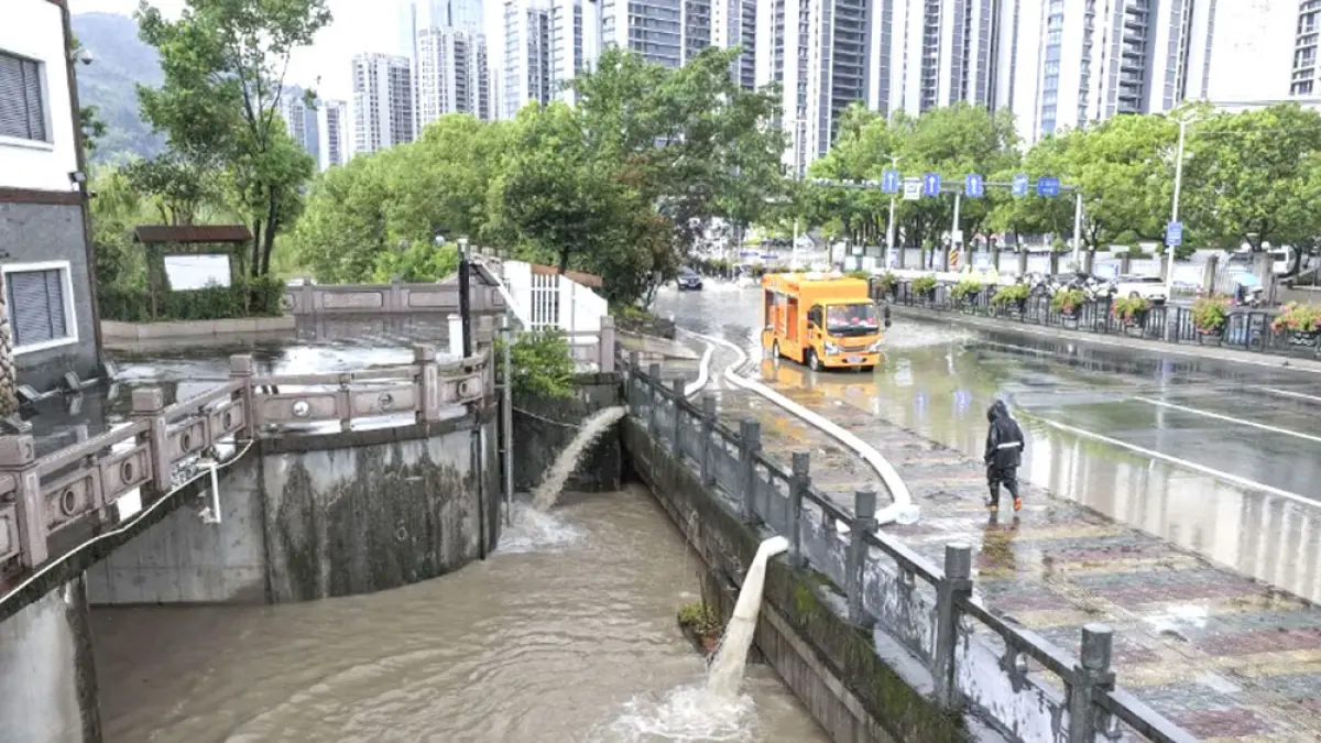 Foto drone yang diambil pada 10 Agustus 2026 menunjukkan pompa berdaya tinggi menguras air banjir dari sebuah jalan di kota Shangtang di Wenzhou, provinsi Zhejiang, Tiongkok. Foto: Xinhua