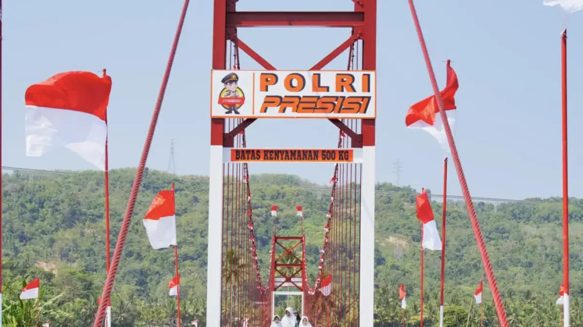 Kapolri Jenderal Polisi Listyo Sigit Prabowo melaporkan pembangunan Jembatan Merah Putih Presisi kepada Presiden Prabowo Subianto pada Kamis (13/8). (Polri)
