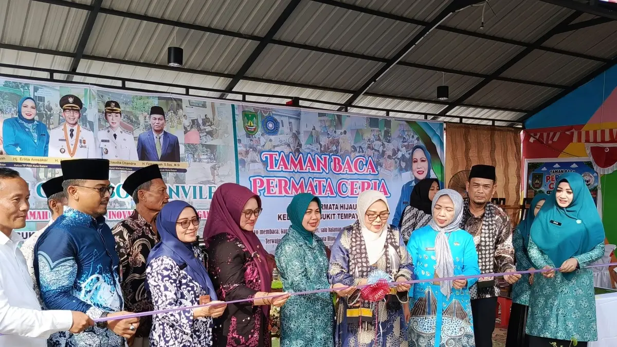 Ketua PKK Kota Batam Erlina Amsakar meresmikan kampung ceria Bougenville Batuaji. F. Eusebius
