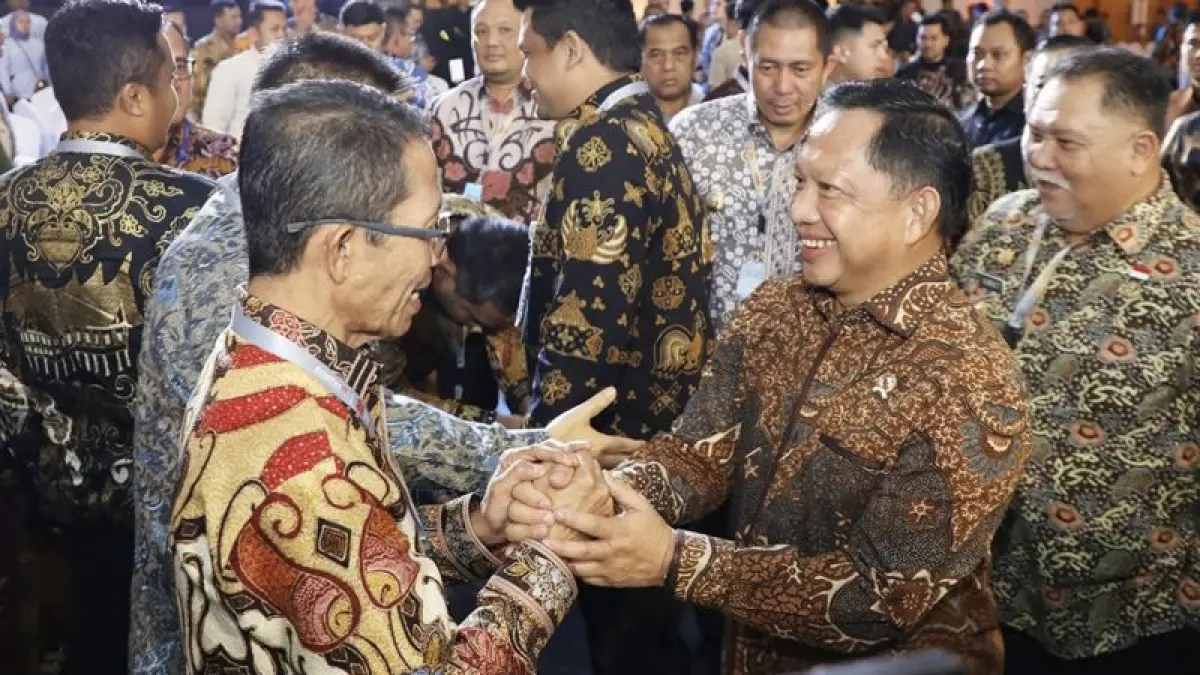 Menteri Dalam Negeri Tito Karnavian (kanan) berjabat tangan dengan Wali Kota Batam Amsakar Achmad (kiri) pada malam apresiasi implementasi program tiga juta rumah di Batam, Kepri, Rabu (12/8/2026). ANTARA/HO-Diskominfo Batam