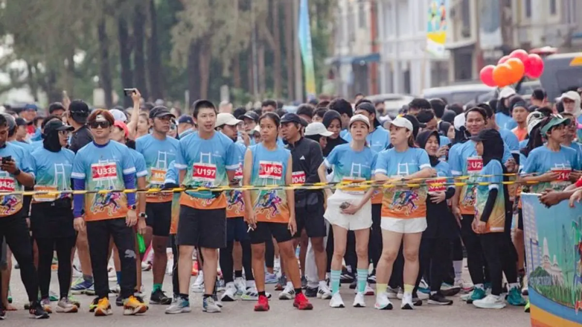 Para pelari bersiap di garis start jelang dimulainya Batam 10K tahun 2025 lalu. Bulan depan, event serupa akan kembali digelar. Sejumlah pelari dari luar negeri siap bergabung, termasuk dari Kenya. Foto: Disbudpar untuk Batam Pos