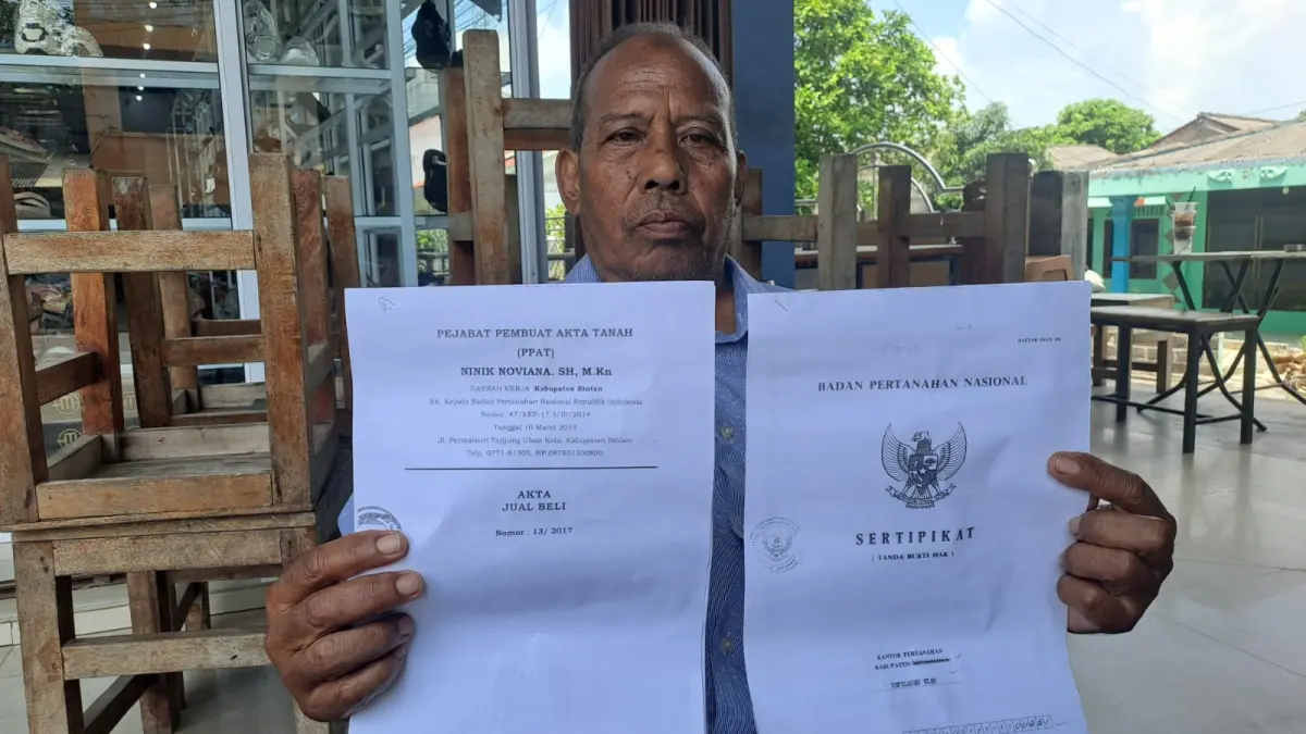 Pemilik lahan, Mukhlis menunjukkan surat sertifikat hak milik dan akta jual beli lahannya. F.Slamet Nofasusanto/Batam Pos