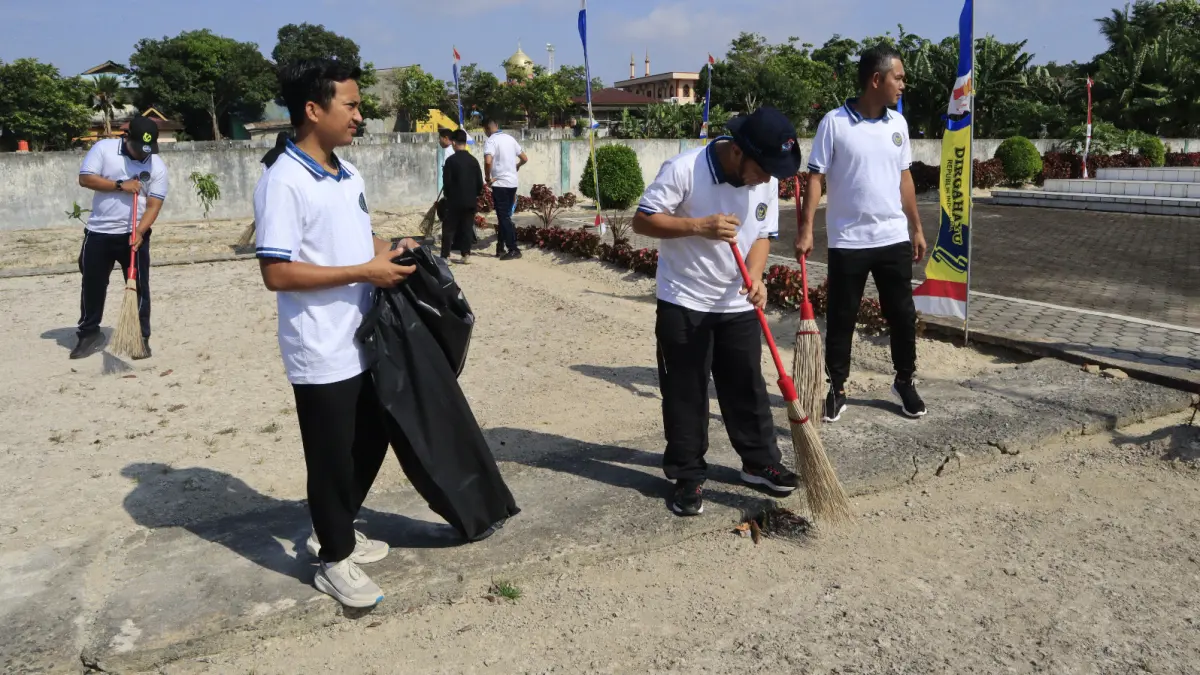 Petugas Pemasyarakatan membersihkan makam pahlawan dalam rangka menyambut HUT RI ke-81. F.Istimewa
