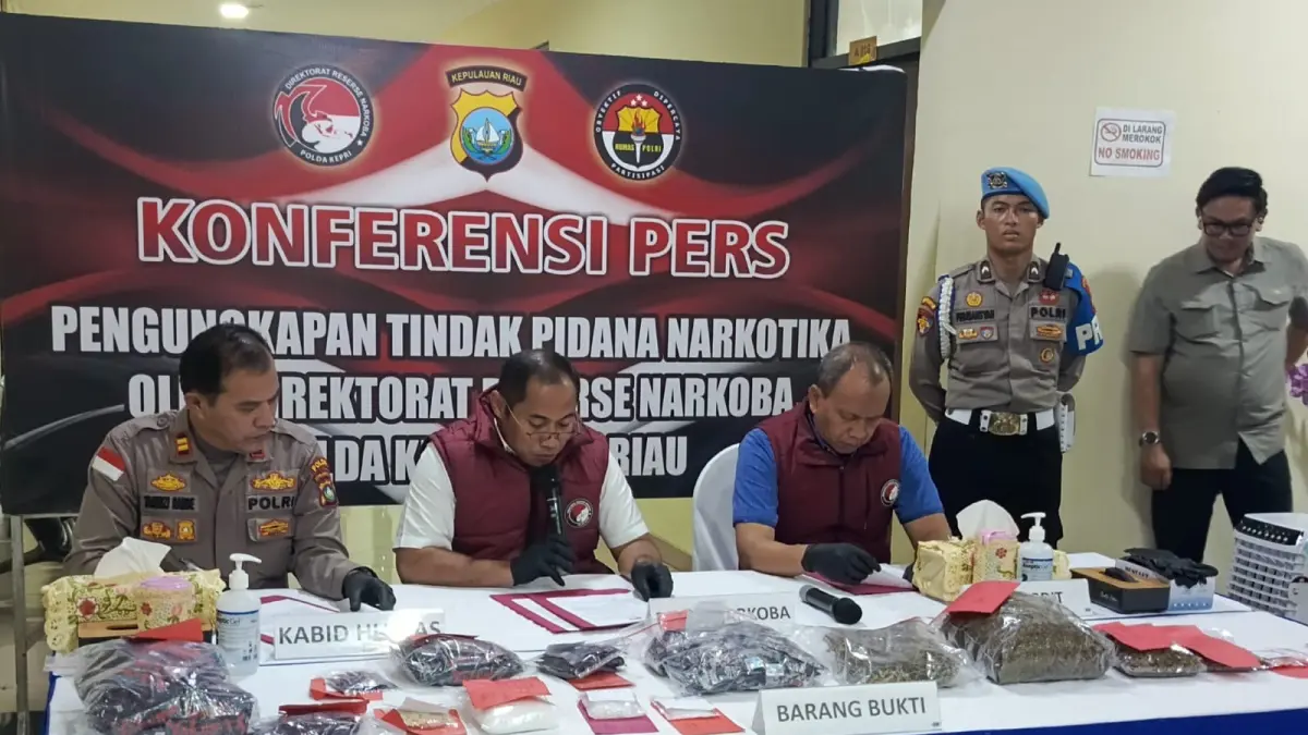 Polisi menunjukan barang bukti narkotika dari 24 kasus yang diungkap hingga Agustus 2026. F.Azis/Batam Pos