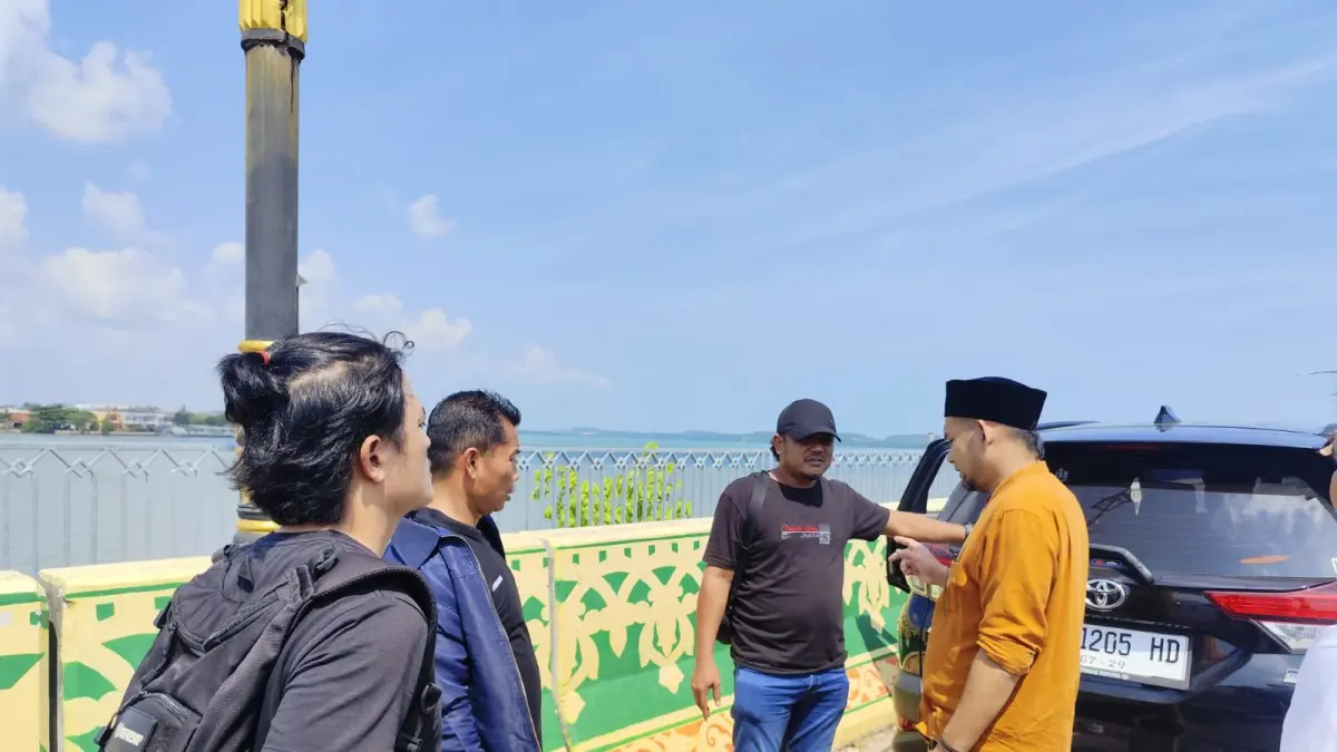 Polisi saat melakukan olah tempat kejadian perkara pencurian kabel lampu Jembatan I Dompak Tanjungpinang. F. Mohamad Ismail/Batam Pos