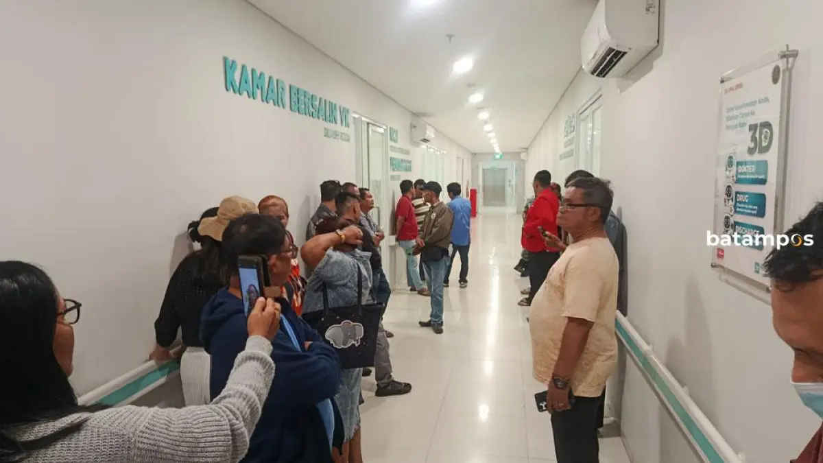Sejumlah keluarga pasien sedang menunggu di lorong kamar perawatan RS Awal Bros, Senin (10/8). Foto: Eusebius Sara