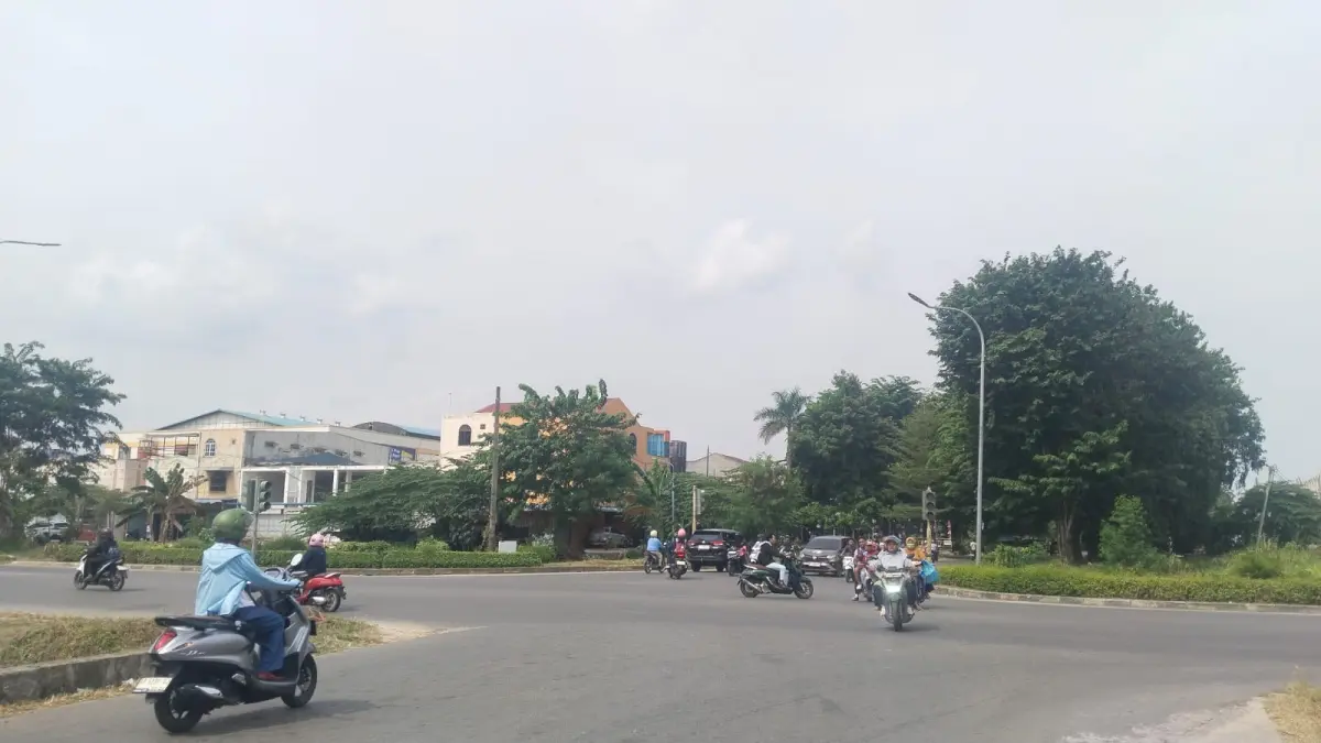 Suasana Simpang RSUD Embung Fatimah saat traafick light mati. F.Rengga/Batam Pos