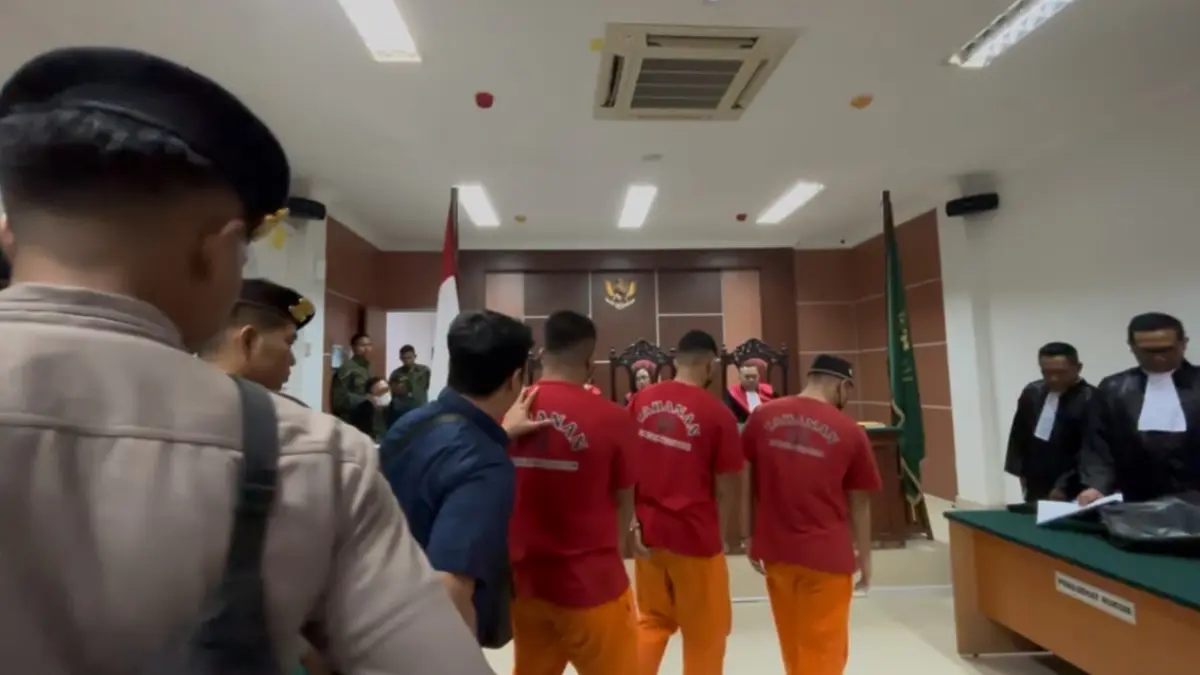Tiga Terdakwa usai menjalani persidangan di Pengadilan Negeri Batam Kamis (13/8) F. Jamaluddin/Batam Pos