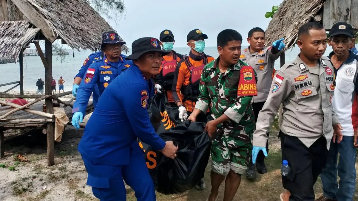 Tim SAR Gabungan mengevakuasi jasad korban yang ditemukan di Pantai Trikora 2 Bintan, Kamis (13/8/2026) sekitar pukul 15.20 WIB. F. Kiriman Rabul Yamin untuk Batam Pos